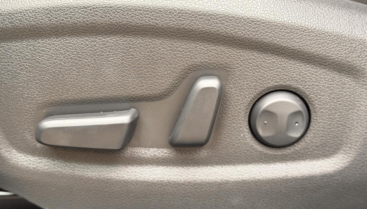 Hyundai Kona EV Premium 64 kWh SOH 99%, Stoelverwarming