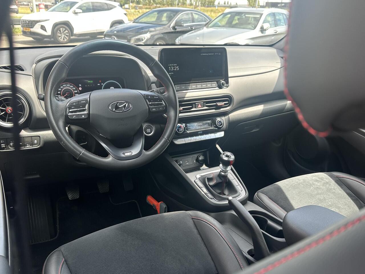 Hyundai Kona 1.0 T-GDI N Line | Navigatie Full-Map | Stoelverwarming + Ventilatie | Digitaal Instrumentenpaneel | Apple Carplay/Android Auto | Leder/Alcantara | LED Koplampen | Rijklaarprijs!