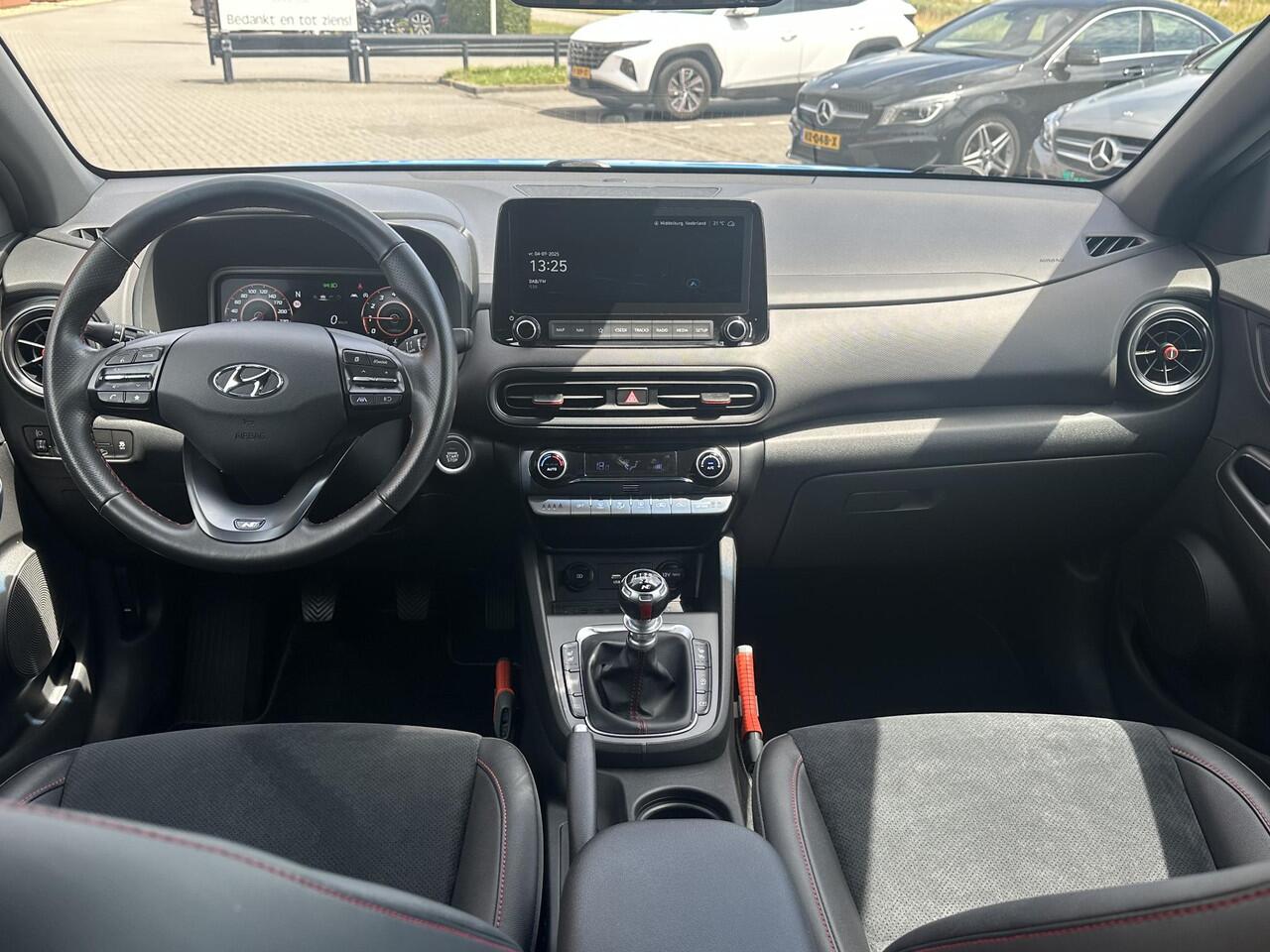 Hyundai Kona 1.0 T-GDI N Line | Navigatie Full-Map | Stoelverwarming + Ventilatie | Digitaal Instrumentenpaneel | Apple Carplay/Android Auto | Leder/Alcantara | LED Koplampen | Rijklaarprijs!