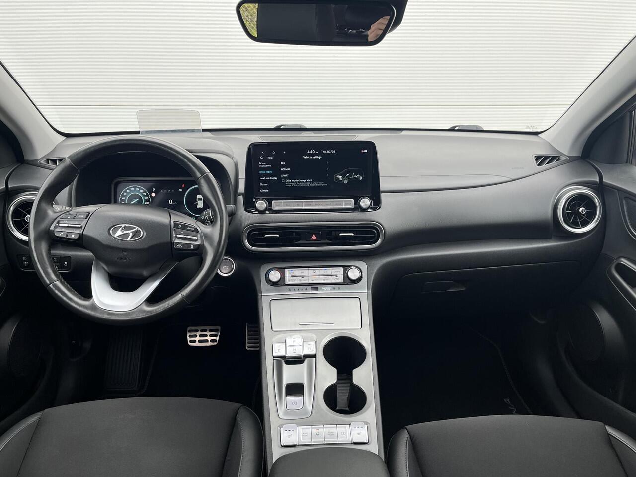 Hyundai Kona EV Fashion Sky 64 kWh /Apple Carplay/Android Auto/ cruise control adaptief met Stop&Go/ elektrisch glazen schuif-/kanteldak/ metaalkleur (¤ 695) V7U - Surfy Blue Metallic/