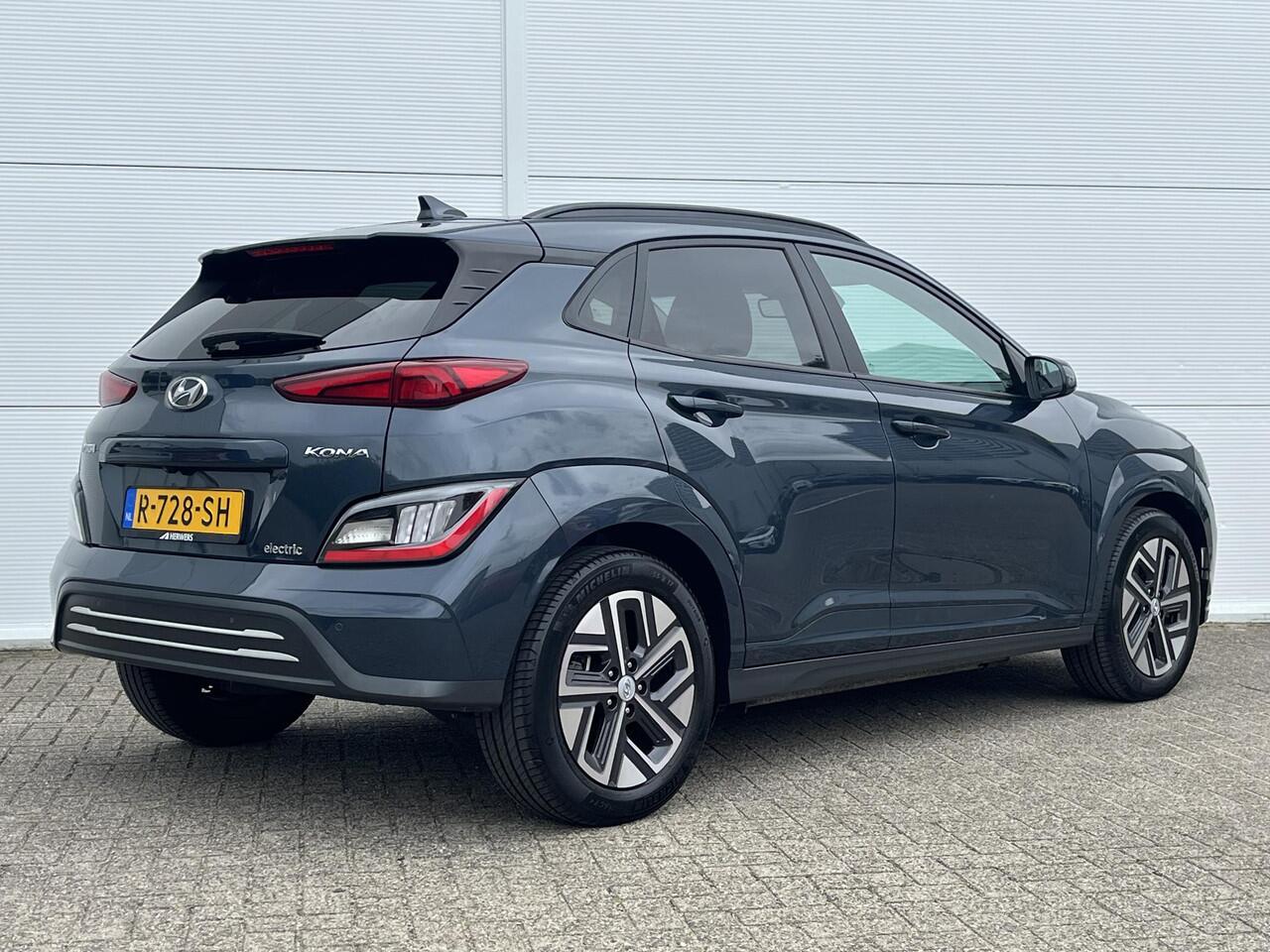 Hyundai Kona EV Fashion Sky 64 kWh /Apple Carplay/Android Auto/ cruise control adaptief met Stop&Go/ elektrisch glazen schuif-/kanteldak/ metaalkleur (¤ 695) V7U - Surfy Blue Metallic/