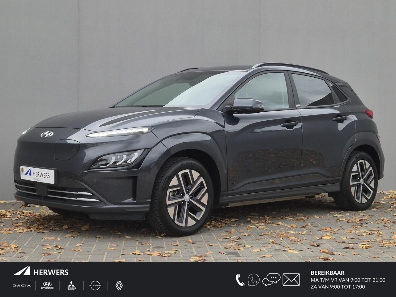 Hyundai Kona EV Comfort Smart 39 kWh Automaat / Apple Carplay Android Auto / Allseason banden / Stuur-, en Stoelverwarming / Facelift / 3 fase Laden / Bluelink Navigatie / Dealer Onderhouden / Adaptief CC / WLTP bereik 305 km Stad 335 km / Keyless Entry/Start /