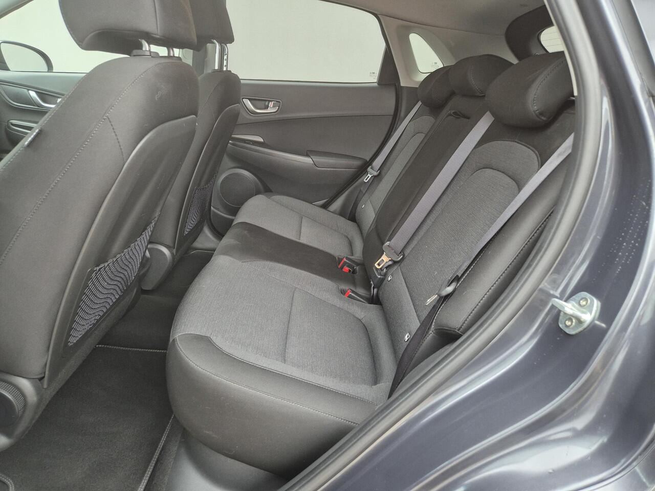 Hyundai Kona EV Comfort Smart 39 kWh Automaat / Apple Carplay Android Auto / Allseason banden / Stuur-, en Stoelverwarming / Facelift / 3 fase Laden / Bluelink Navigatie / Dealer Onderhouden / Adaptief CC / WLTP bereik 305 km Stad 335 km / Keyless Entry/Start /