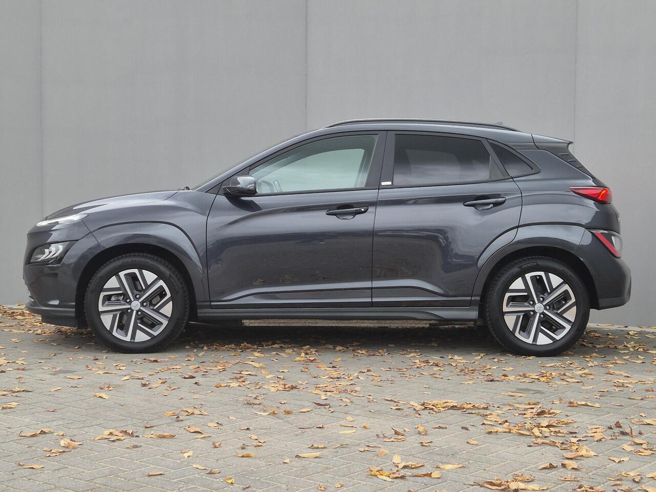 Hyundai Kona EV Comfort Smart 39 kWh Automaat / Apple Carplay Android Auto / Allseason banden / Stuur-, en Stoelverwarming / Facelift / 3 fase Laden / Bluelink Navigatie / Dealer Onderhouden / Adaptief CC / WLTP bereik 305 km Stad 335 km / Keyless Entry/Start /