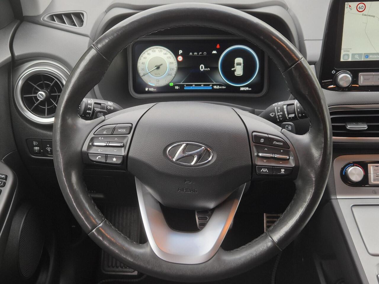 Hyundai Kona EV Comfort Smart 39 kWh Automaat / Apple Carplay Android Auto / Allseason banden / Stuur-, en Stoelverwarming / Facelift / 3 fase Laden / Bluelink Navigatie / Dealer Onderhouden / Adaptief CC / WLTP bereik 305 km Stad 335 km / Keyless Entry/Start /