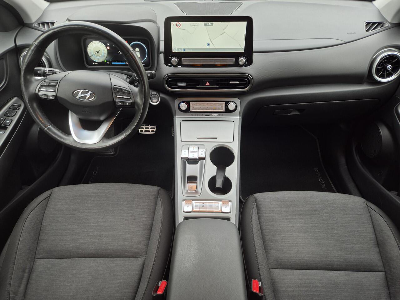 Hyundai Kona EV Comfort Smart 39 kWh Automaat / Apple Carplay Android Auto / Allseason banden / Stuur-, en Stoelverwarming / Facelift / 3 fase Laden / Bluelink Navigatie / Dealer Onderhouden / Adaptief CC / WLTP bereik 305 km Stad 335 km / Keyless Entry/Start /