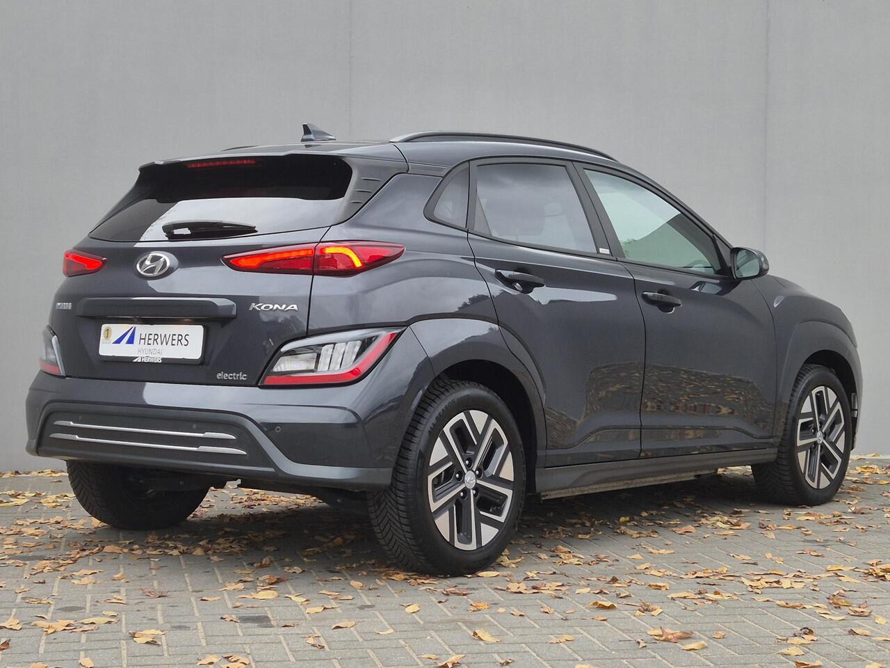 Hyundai Kona EV Comfort Smart 39 kWh Automaat / Apple Carplay Android Auto / Allseason banden / Stuur-, en Stoelverwarming / Facelift / 3 fase Laden / Bluelink Navigatie / Dealer Onderhouden / Adaptief CC / WLTP bereik 305 km Stad 335 km / Keyless Entry/Start /