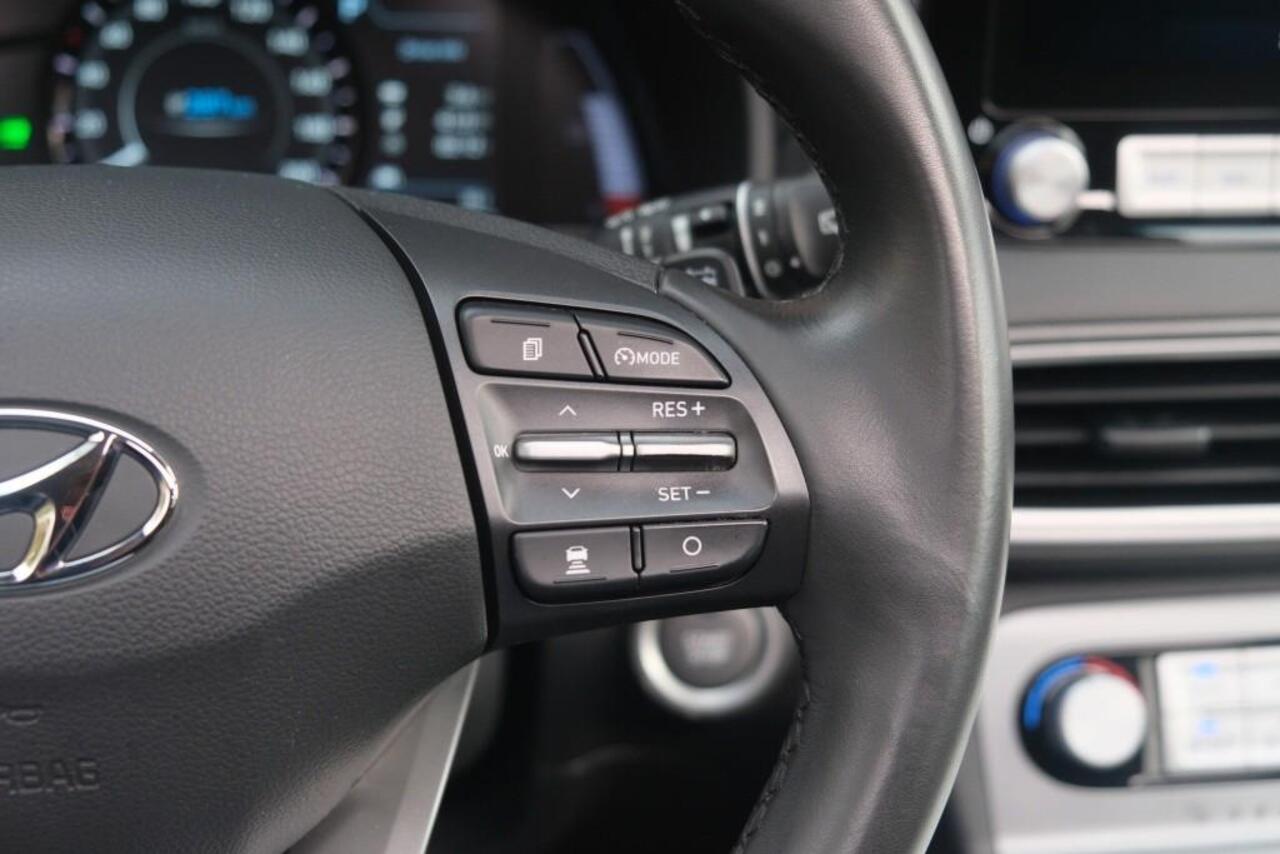 Hyundai Kona EV 64 kWh 204pk Fashion | Navi | App Connect | Climate | Adaptive Cruise | Schuif-/kanteldak | Head-up Display | Camera | Keyless