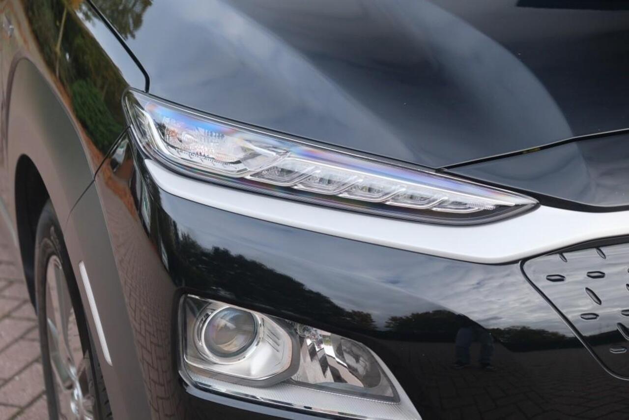 Hyundai Kona EV 64 kWh 204pk Fashion | Navi | App Connect | Climate | Adaptive Cruise | Schuif-/kanteldak | Head-up Display | Camera | Keyless