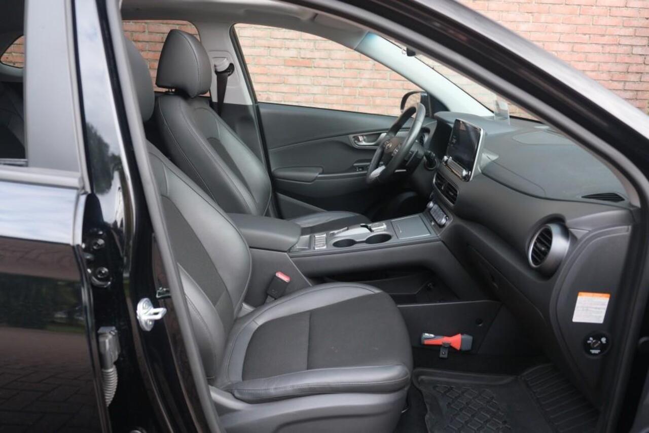 Hyundai Kona EV 64 kWh 204pk Fashion | Navi | App Connect | Climate | Adaptive Cruise | Schuif-/kanteldak | Head-up Display | Camera | Keyless