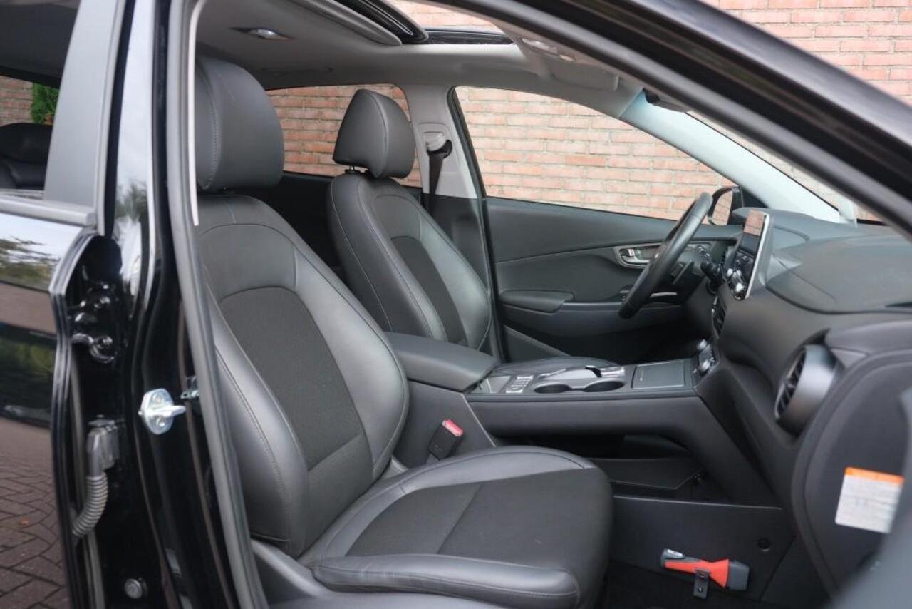 Hyundai Kona EV 64 kWh 204pk Fashion | Navi | App Connect | Climate | Adaptive Cruise | Schuif-/kanteldak | Head-up Display | Camera | Keyless