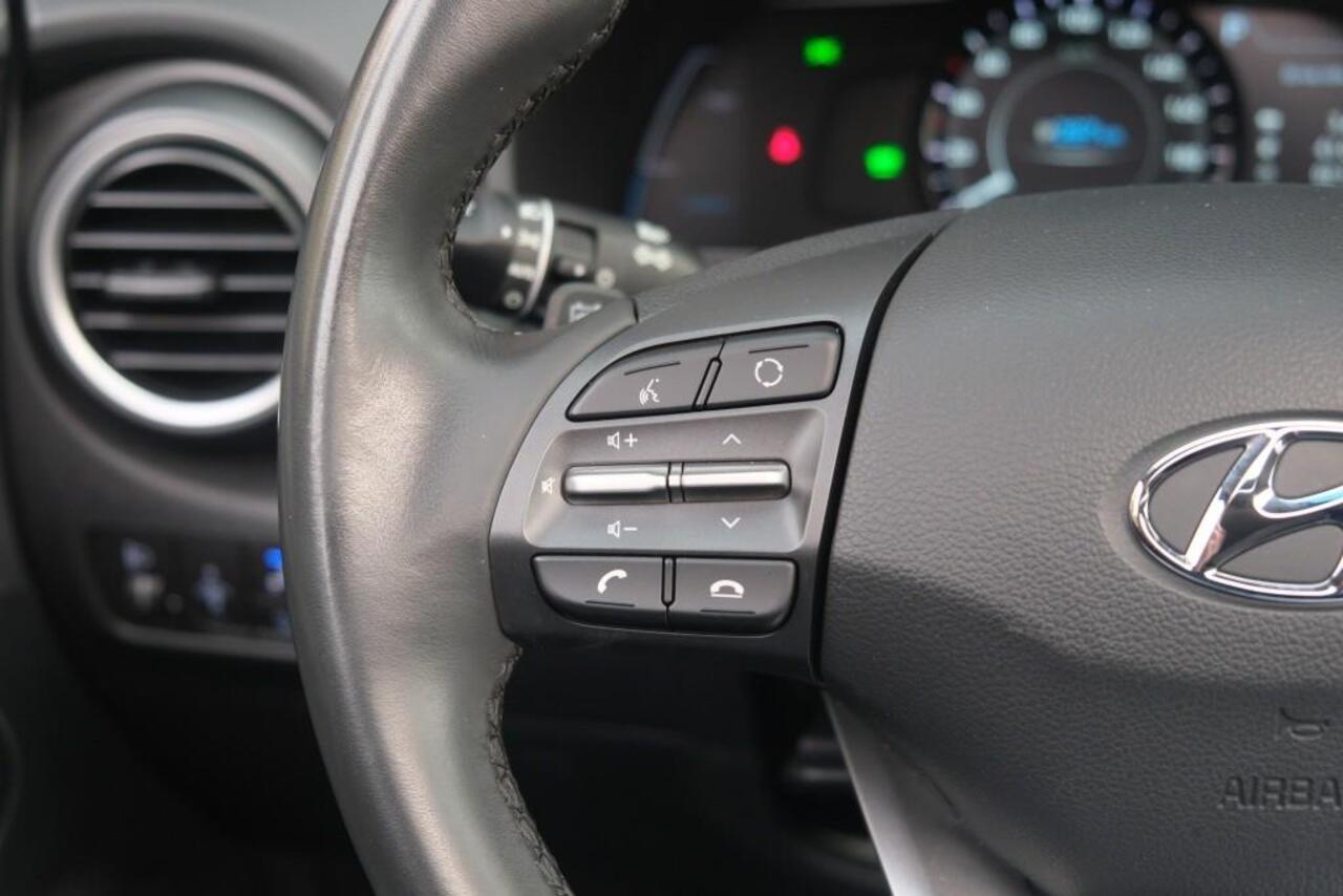 Hyundai Kona EV 64 kWh 204pk Fashion | Navi | App Connect | Climate | Adaptive Cruise | Schuif-/kanteldak | Head-up Display | Camera | Keyless