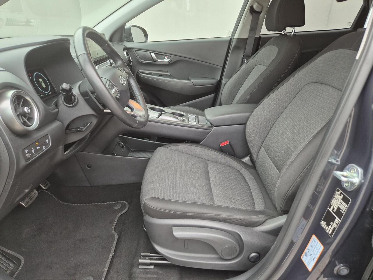 Hyundai Kona EV Comfort Smart 64 kWh Automaat / Accu SOH 98% / Dealer onderhouden / WLTP bereik 484 km bereik stad 660 km / Fabrieksgarantie tot 08-2026 / Stuur-, en Stoel verwarming / Achteruitrijcamera / Apple Carplay Android Auto / Warmtepomp /