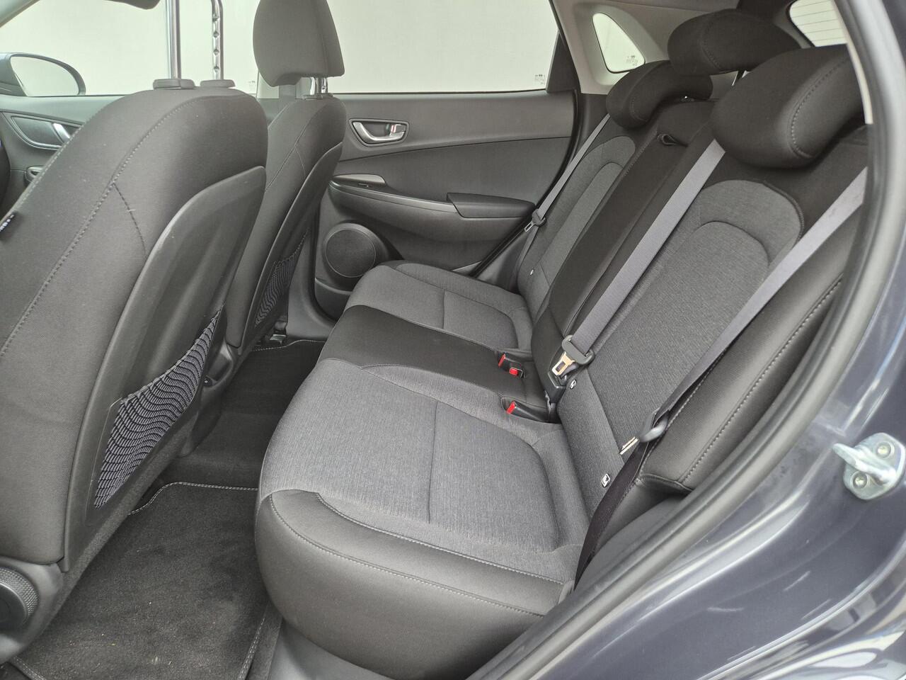 Hyundai Kona EV Comfort Smart 64 kWh Automaat / Accu SOH 98% / Dealer onderhouden / WLTP bereik 484 km bereik stad 660 km / Fabrieksgarantie tot 08-2026 / Stuur-, en Stoel verwarming / Achteruitrijcamera / Apple Carplay Android Auto / Warmtepomp /