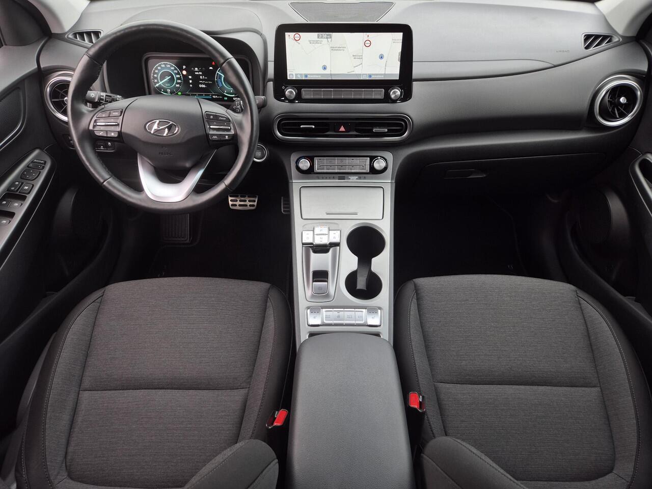 Hyundai Kona EV Comfort Smart 64 kWh Automaat / Accu SOH 98% / Dealer onderhouden / WLTP bereik 484 km bereik stad 660 km / Fabrieksgarantie tot 08-2026 / Stuur-, en Stoel verwarming / Achteruitrijcamera / Apple Carplay Android Auto / Warmtepomp /