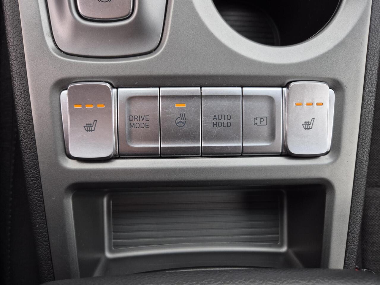 Hyundai Kona EV Comfort Smart 64 kWh Automaat / Accu SOH 98% / Dealer onderhouden / WLTP bereik 484 km bereik stad 660 km / Fabrieksgarantie tot 08-2026 / Stuur-, en Stoel verwarming / Achteruitrijcamera / Apple Carplay Android Auto / Warmtepomp /