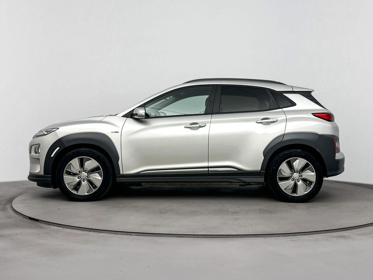 Hyundai Kona EV Fashion 64 kWh | Warmte pomp | Navigatie | Dodehoek detectie | Parkeersensor achter | Apple Carplay Android Auto |