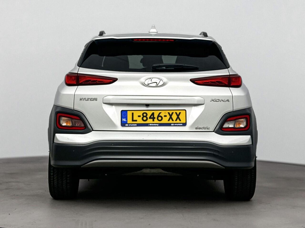 Hyundai Kona EV Fashion 64 kWh | Warmte pomp | Navigatie | Dodehoek detectie | Parkeersensor achter | Apple Carplay Android Auto |