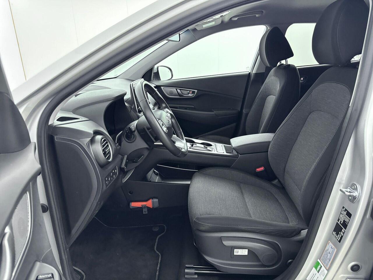 Hyundai Kona EV Fashion 64 kWh | Warmte pomp | Navigatie | Dodehoek detectie | Parkeersensor achter | Apple Carplay Android Auto |