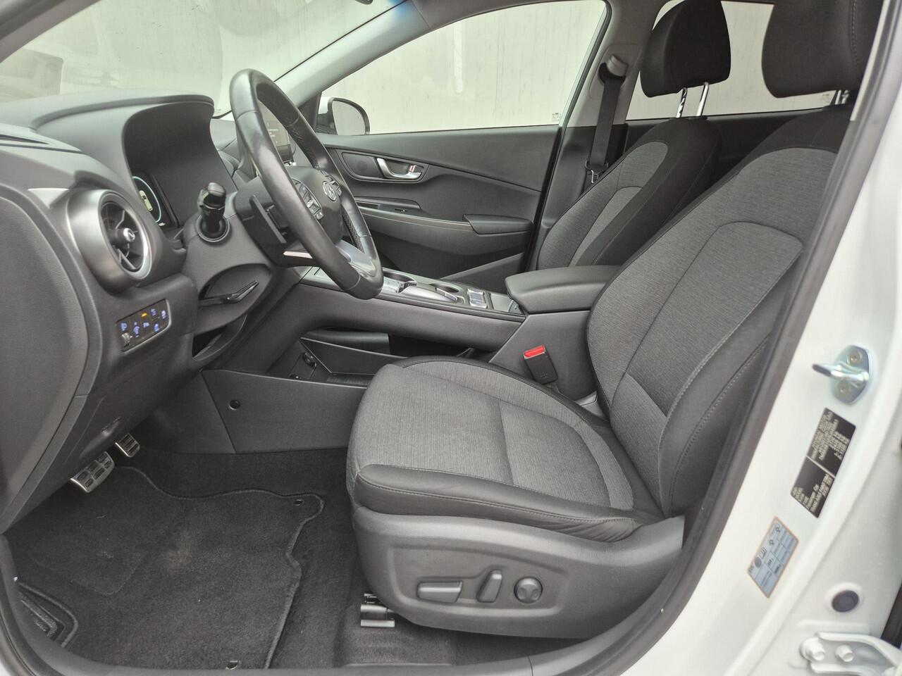 Hyundai Kona EV Fashion 64 kWh Automaat / Accu SOH 100% / Fabrieksgarantie tot 09-2026 / Dealer onderhouden / Head Up Display HUD / WLTP bereik 484 km bereik stad 660 km / Stuur en Stoel verwarming / Warmtepomp / Adaptief CC /