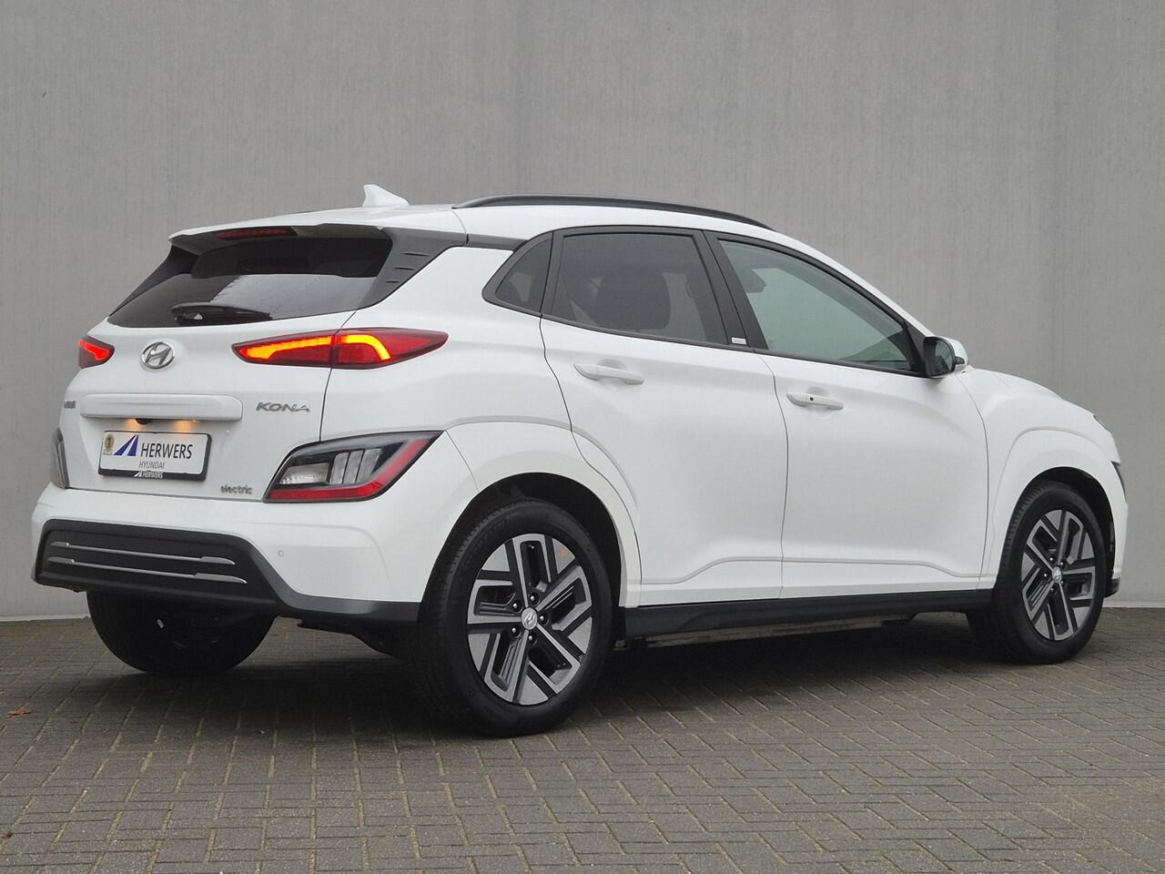 Hyundai Kona EV Fashion 64 kWh Automaat / Accu SOH 100% / Fabrieksgarantie tot 09-2026 / Dealer onderhouden / Head Up Display HUD / WLTP bereik 484 km bereik stad 660 km / Stuur en Stoel verwarming / Warmtepomp / Adaptief CC /