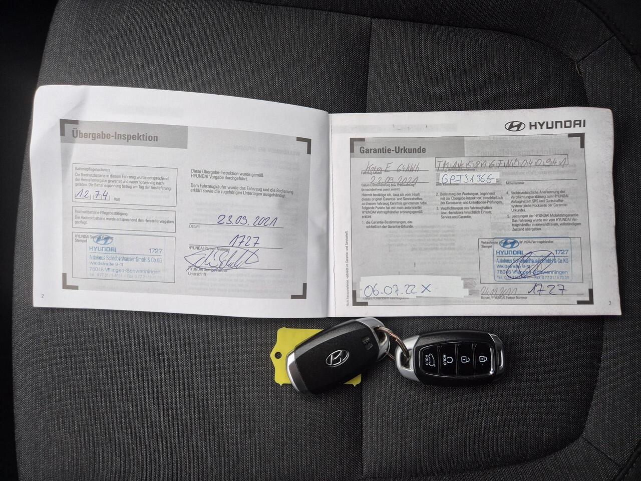 Hyundai Kona EV Fashion 64 kWh Automaat / Accu SOH 100% / Fabrieksgarantie tot 09-2026 / Dealer onderhouden / Head Up Display HUD / WLTP bereik 484 km bereik stad 660 km / Stuur en Stoel verwarming / Warmtepomp / Adaptief CC /