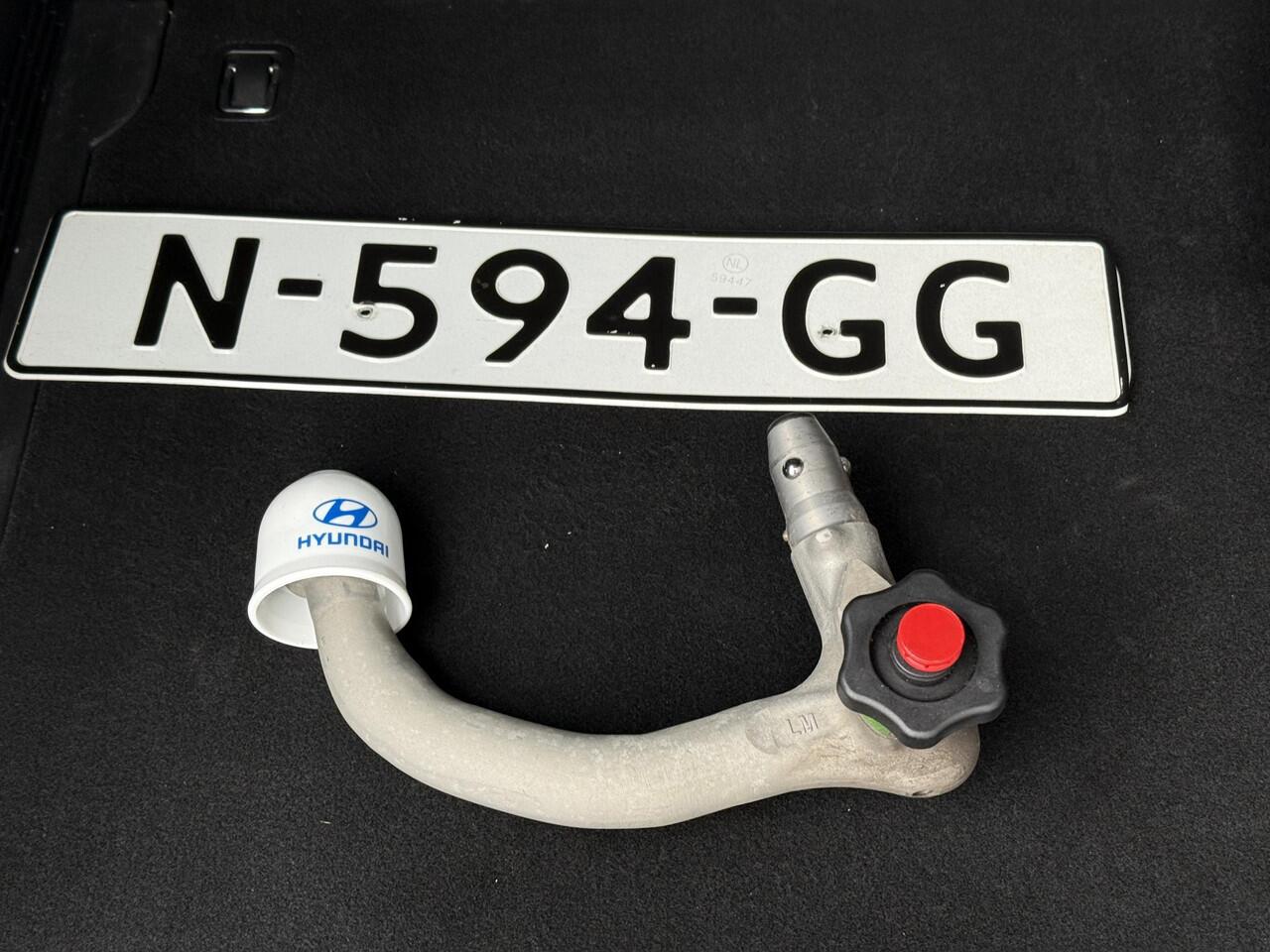 Hyundai Kona EV Fashion Design 64 kWh / Eerste Eigenaar / Dealer Onderhouden / Trekhaak / SOH 100% / Head-Up Display / Adaptive Cruise / Stoel Verwarming / Achteruitrij Camera / Keyless /