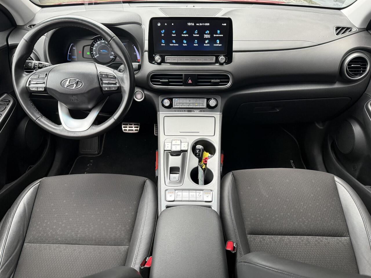 Hyundai Kona EV Fashion Design 64 kWh / Eerste Eigenaar / Dealer Onderhouden / Trekhaak / SOH 100% / Head-Up Display / Adaptive Cruise / Stoel Verwarming / Achteruitrij Camera / Keyless /