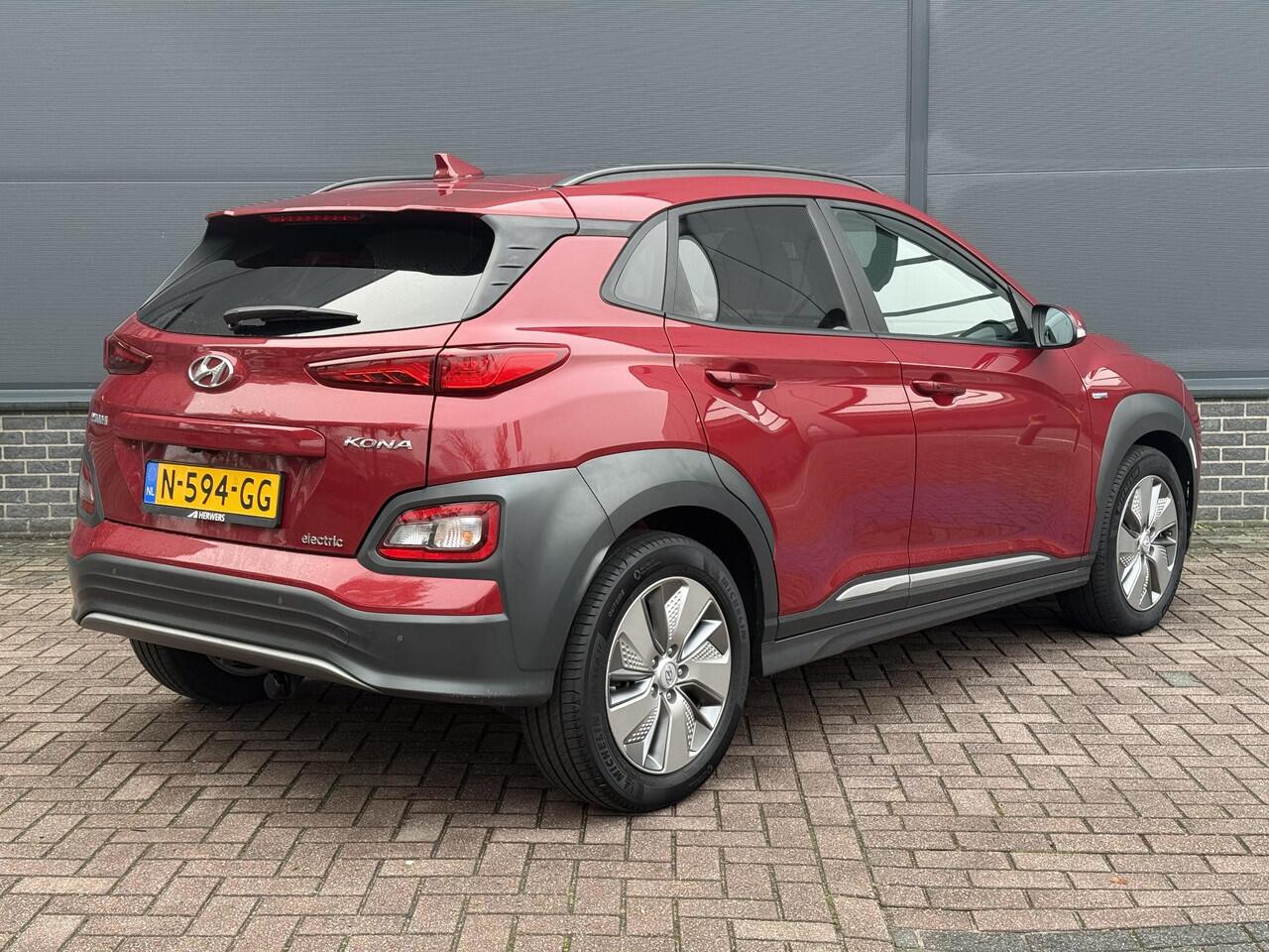 Hyundai Kona EV Fashion Design 64 kWh / Eerste Eigenaar / Dealer Onderhouden / Trekhaak / SOH 100% / Head-Up Display / Adaptive Cruise / Stoel Verwarming / Achteruitrij Camera / Keyless /
