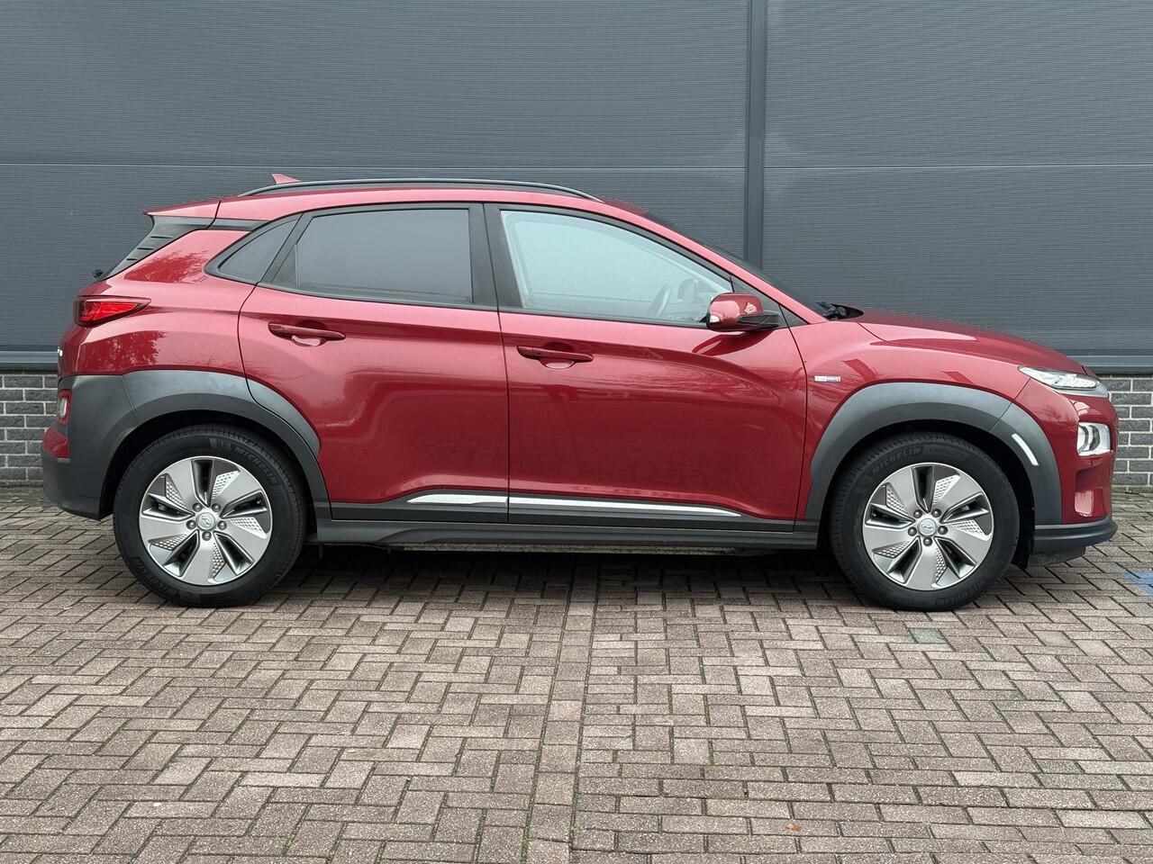 Hyundai Kona EV Fashion Design 64 kWh / Eerste Eigenaar / Dealer Onderhouden / Trekhaak / SOH 100% / Head-Up Display / Adaptive Cruise / Stoel Verwarming / Achteruitrij Camera / Keyless /