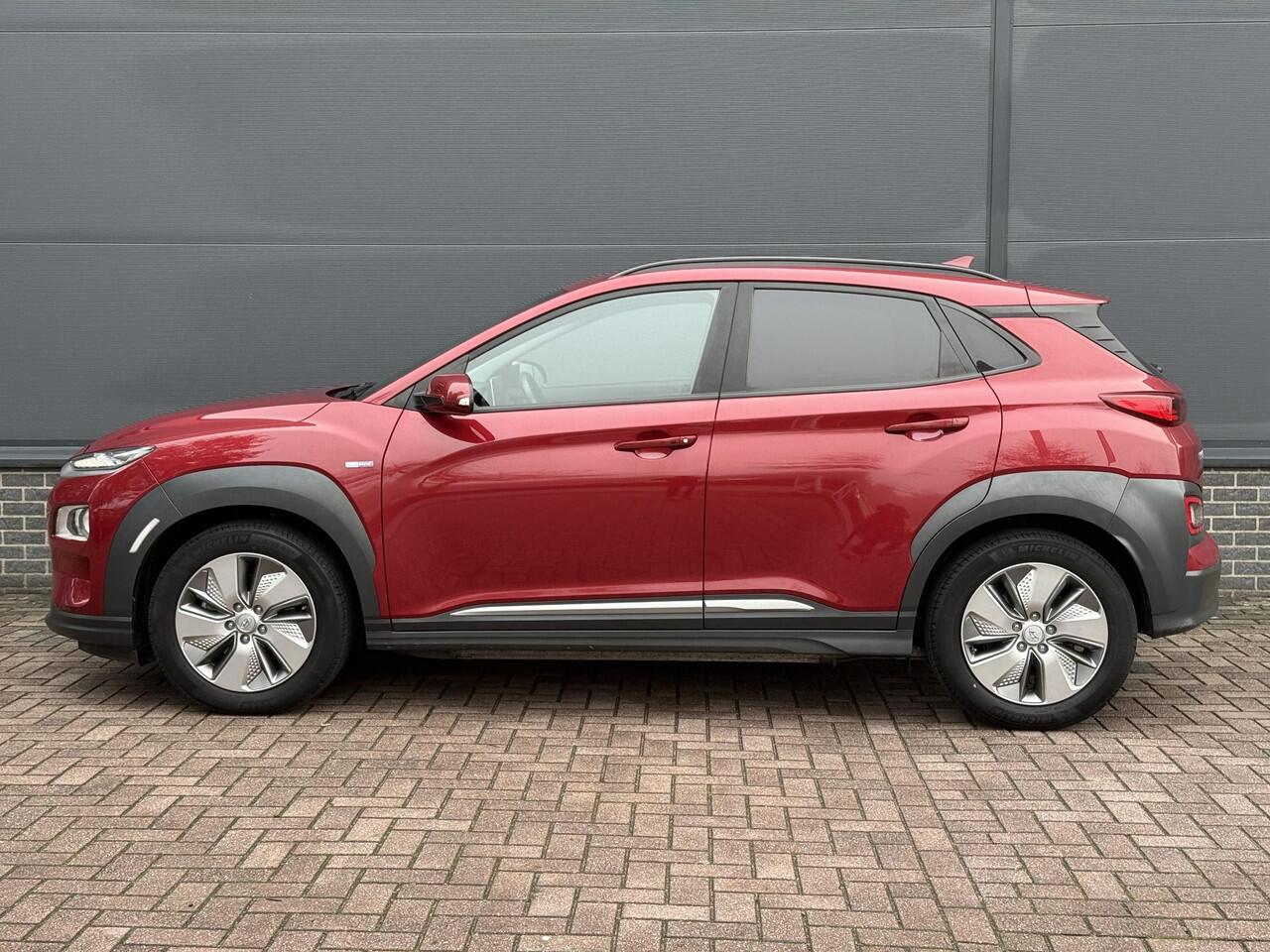 Hyundai Kona EV Fashion Design 64 kWh / Eerste Eigenaar / Dealer Onderhouden / Trekhaak / SOH 100% / Head-Up Display / Adaptive Cruise / Stoel Verwarming / Achteruitrij Camera / Keyless /