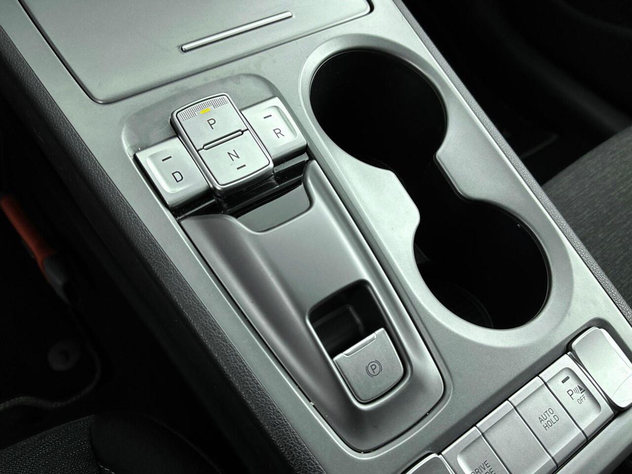 Hyundai Kona EV Fashion 64 kWh | Warmte pomp | Navigatie | Dodehoek detectie | Parkeersensor achter | Apple Carplay Android Auto |