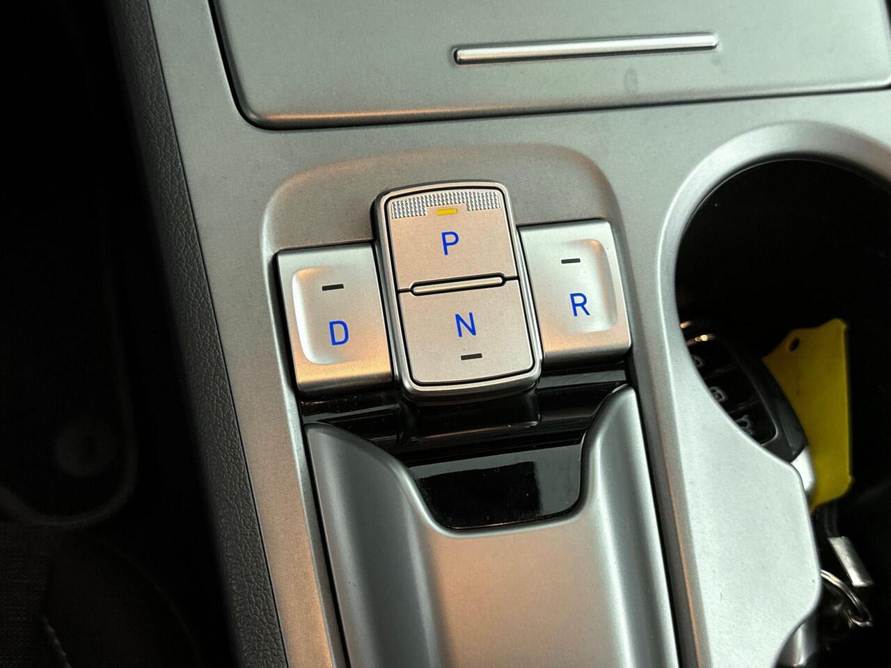 Hyundai Kona EV Comfort Smart 64 kWh | Navigatie met Apple Carplay/Android Auto | Warmtepomp | Stoel en stuurwiel verwarming | climate control | Soh 95,3% |