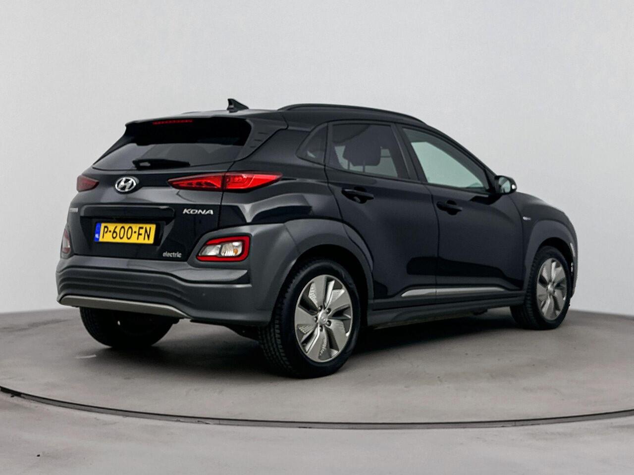 Hyundai Kona EV Comfort Smart 64 kWh | Navigatie met Apple Carplay/Android Auto | Warmtepomp | Stoel en stuurwiel verwarming | climate control | Soh 95,3% |