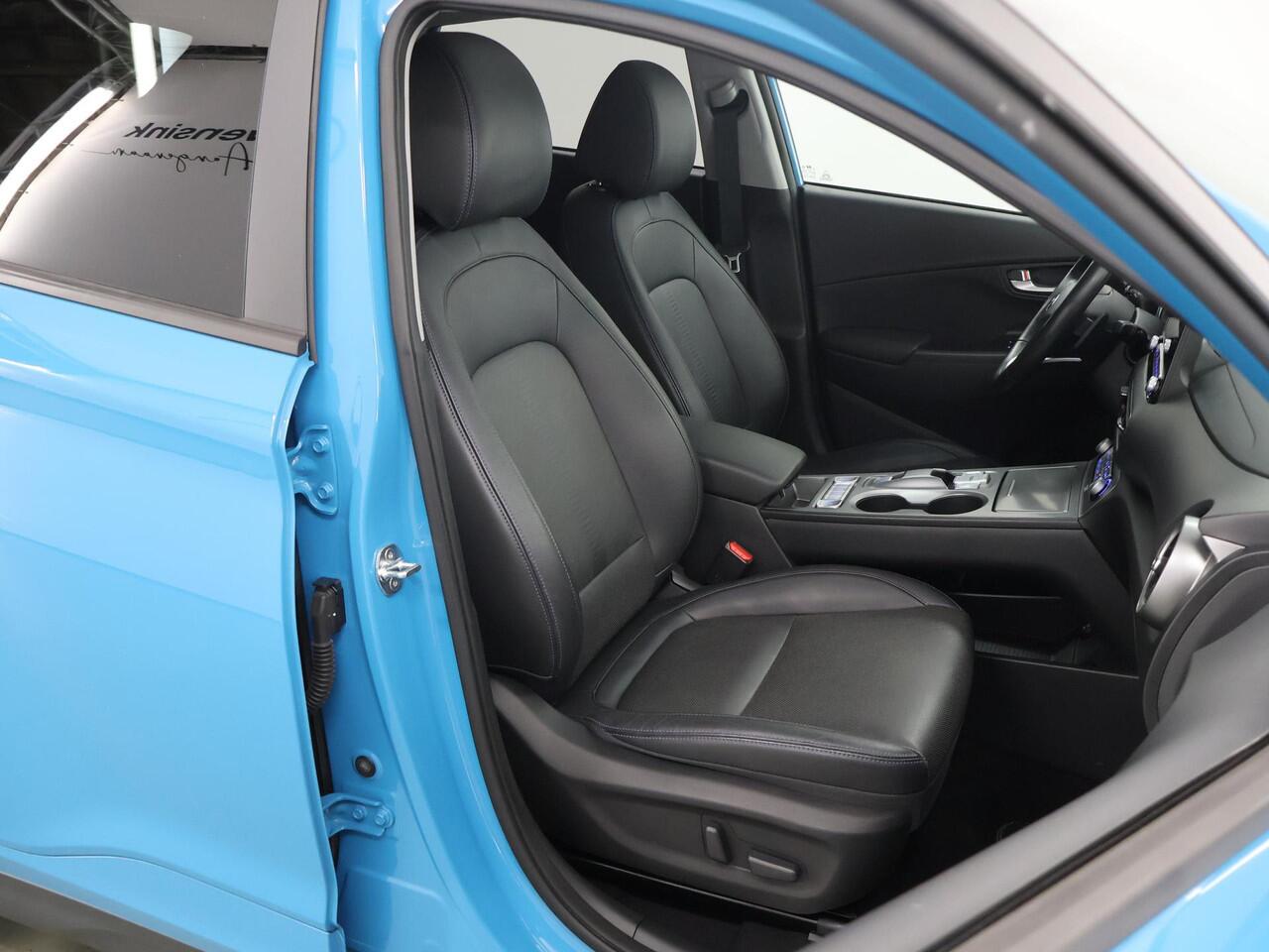 Hyundai Kona EV Limited Sky 64 kWh | SOH 93,2% | Nieuw Model! | Panoramadak | HUD | Parkeercamera | Cruise Control Adaptief | Stoelverwarming/ventilatie | Krell Audio | Keyless Entry/Go | Apple Carplay/Android Auto |