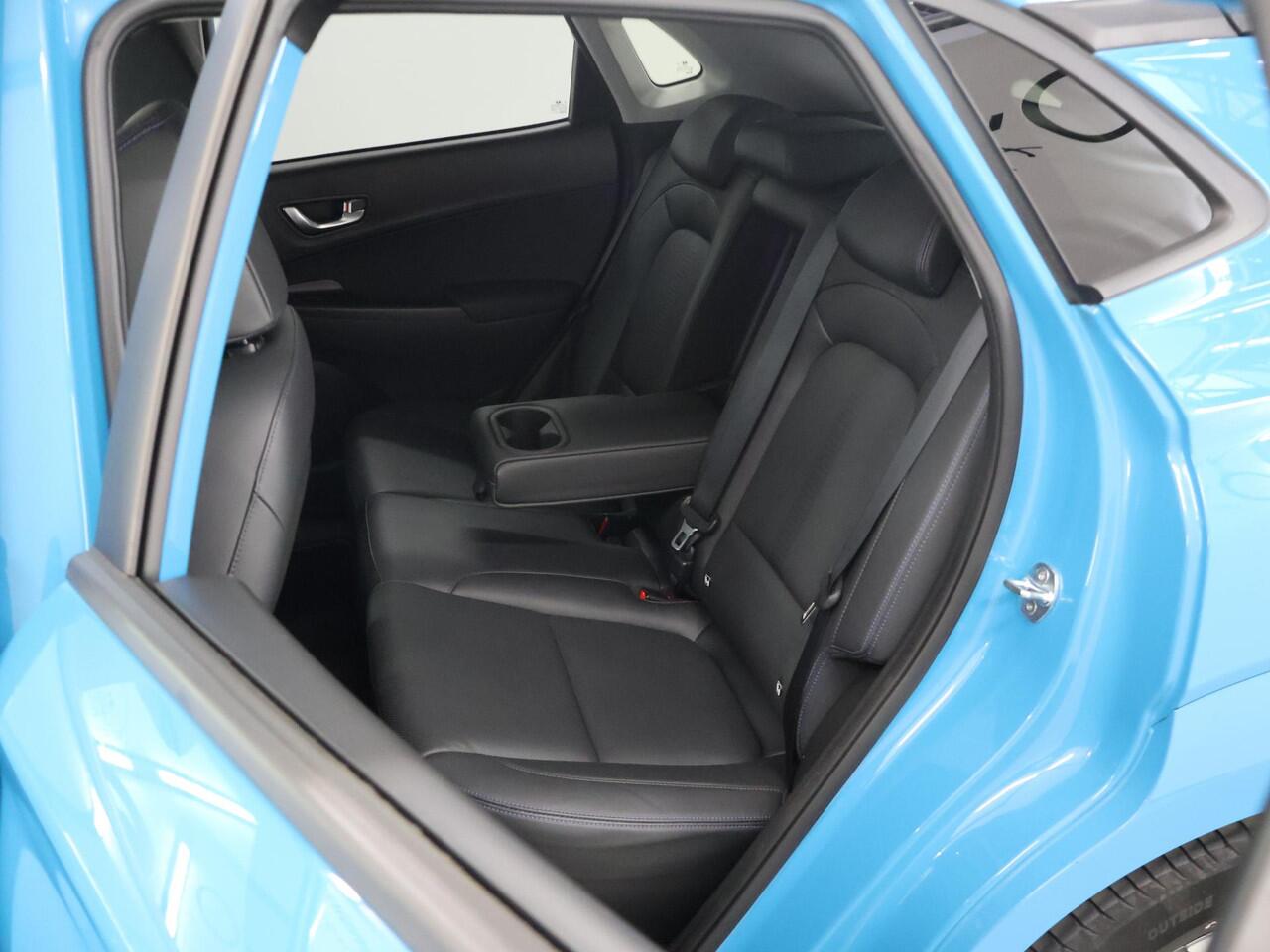 Hyundai Kona EV Limited Sky 64 kWh | SOH 93,2% | Nieuw Model! | Panoramadak | HUD | Parkeercamera | Cruise Control Adaptief | Stoelverwarming/ventilatie | Krell Audio | Keyless Entry/Go | Apple Carplay/Android Auto |