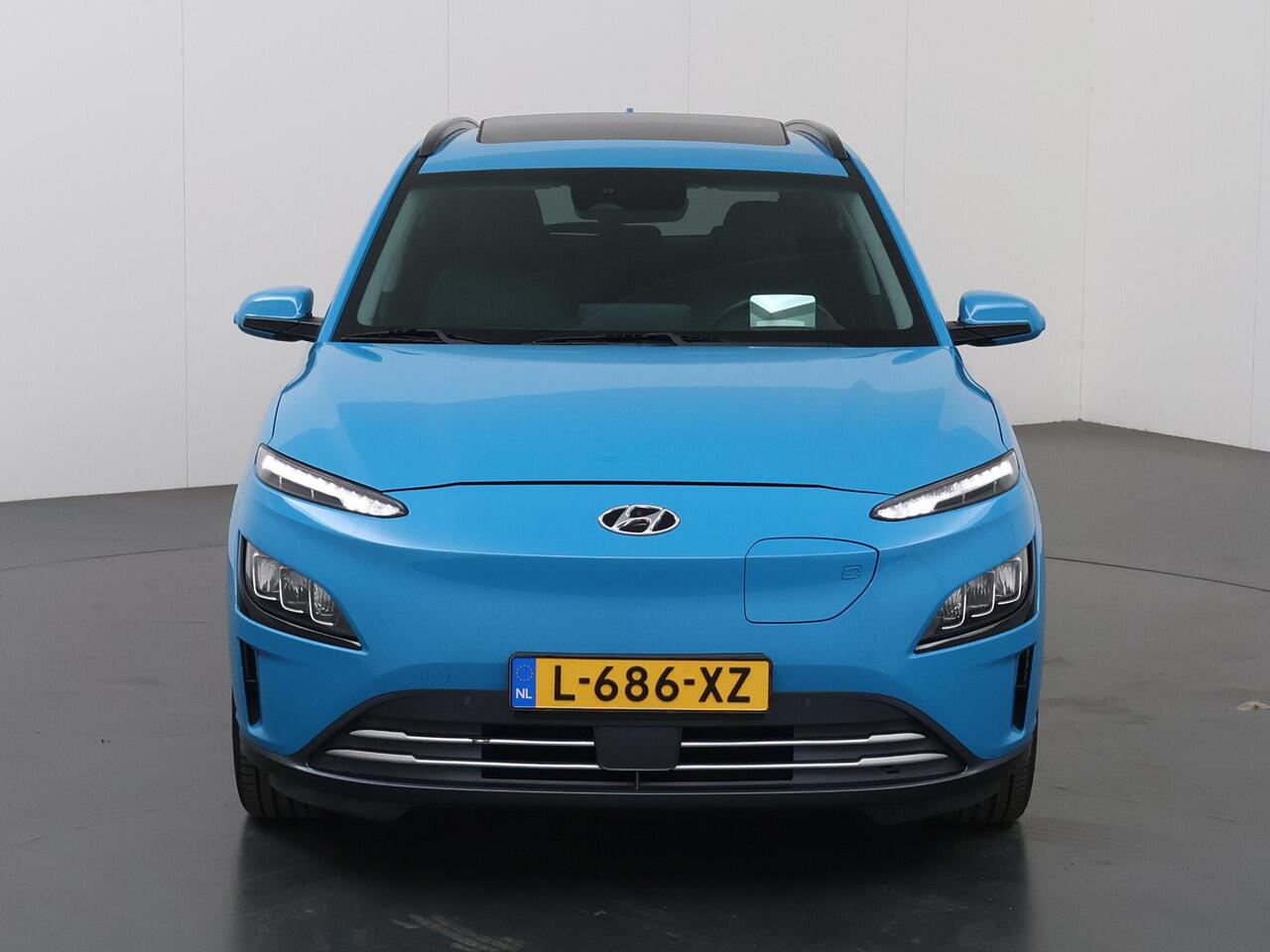 Hyundai Kona EV Limited Sky 64 kWh | SOH 93,2% | Nieuw Model! | Panoramadak | HUD | Parkeercamera | Cruise Control Adaptief | Stoelverwarming/ventilatie | Krell Audio | Keyless Entry/Go | Apple Carplay/Android Auto |