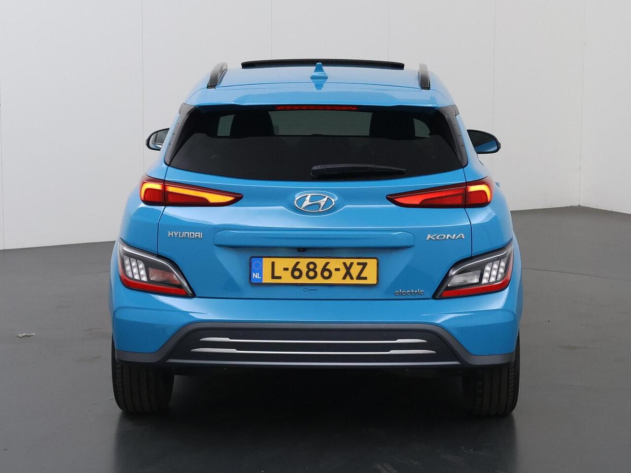 Hyundai Kona EV Limited Sky 64 kWh | SOH 93,2% | Nieuw Model! | Panoramadak | HUD | Parkeercamera | Cruise Control Adaptief | Stoelverwarming/ventilatie | Krell Audio | Keyless Entry/Go | Apple Carplay/Android Auto |