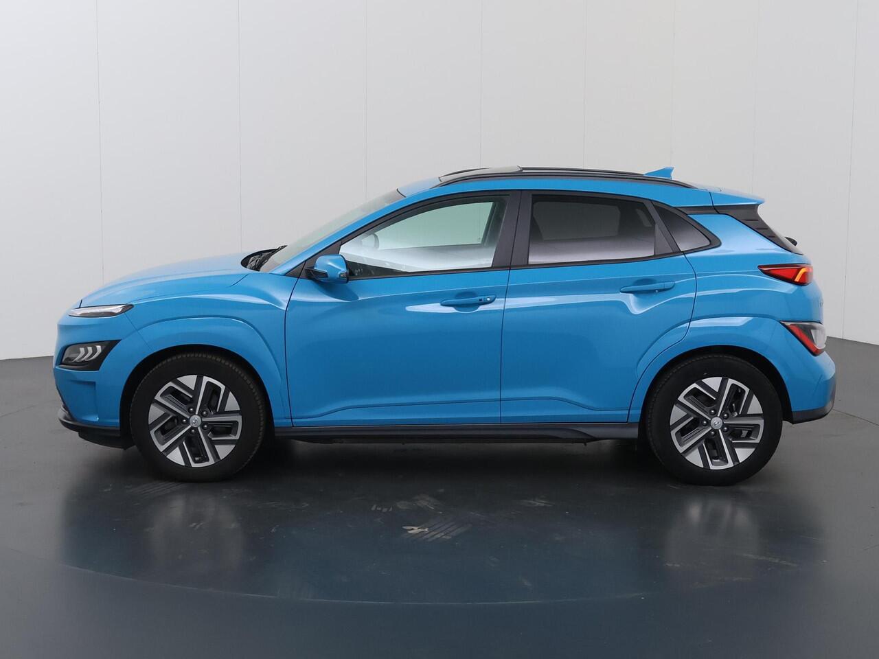 Hyundai Kona EV Limited Sky 64 kWh | SOH 93,2% | Nieuw Model! | Panoramadak | HUD | Parkeercamera | Cruise Control Adaptief | Stoelverwarming/ventilatie | Krell Audio | Keyless Entry/Go | Apple Carplay/Android Auto |