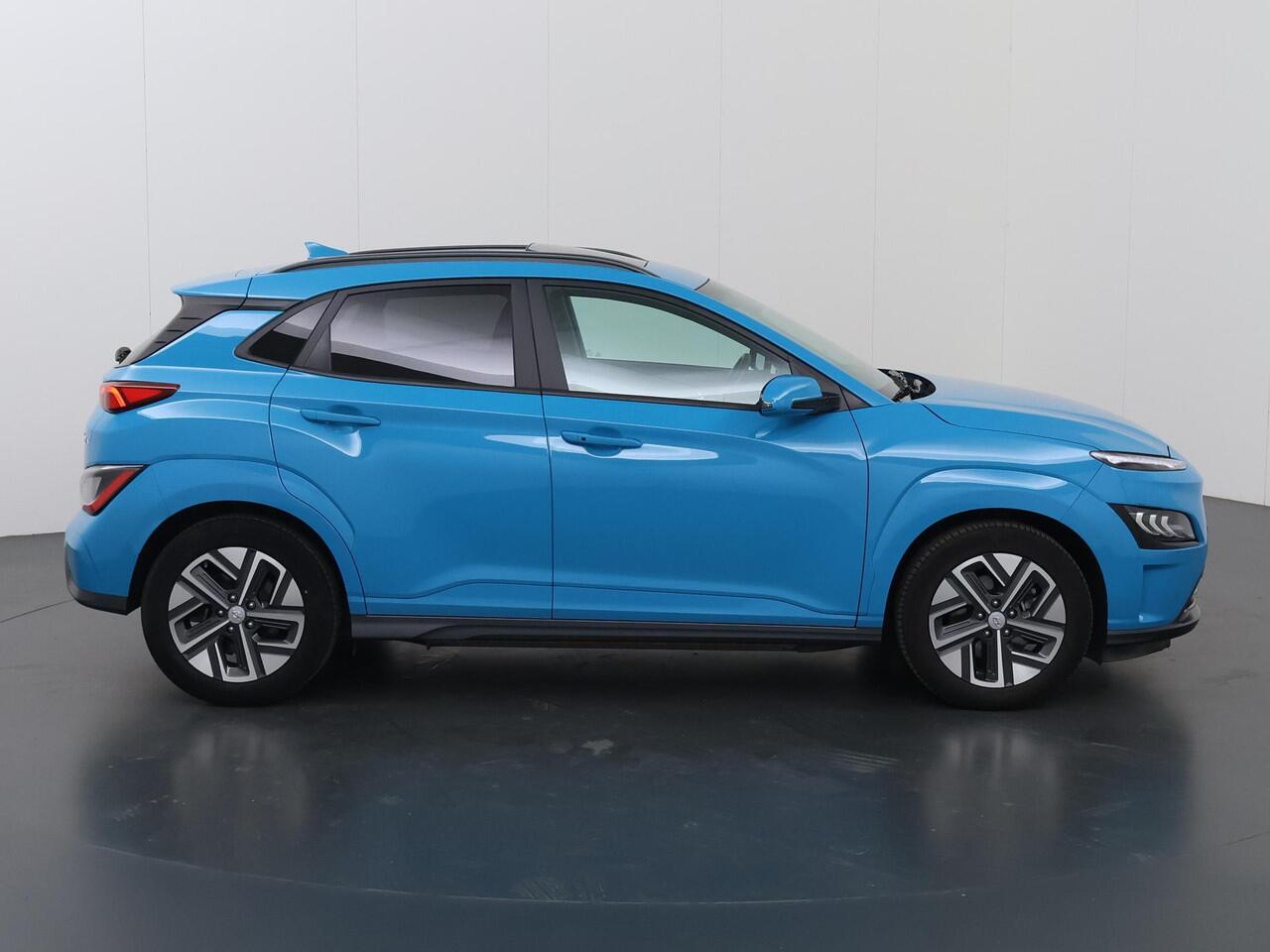 Hyundai Kona EV Limited Sky 64 kWh | SOH 93,2% | Nieuw Model! | Panoramadak | HUD | Parkeercamera | Cruise Control Adaptief | Stoelverwarming/ventilatie | Krell Audio | Keyless Entry/Go | Apple Carplay/Android Auto |