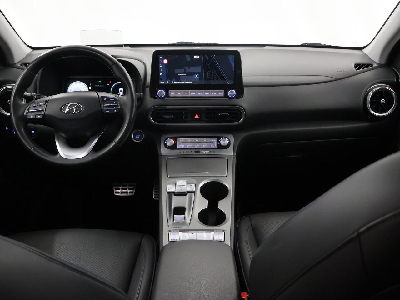 Hyundai Kona EV Limited Sky 64 kWh | SOH 93,2% | Nieuw Model! | Panoramadak | HUD | Parkeercamera | Cruise Control Adaptief | Stoelverwarming/ventilatie | Krell Audio | Keyless Entry/Go | Apple Carplay/Android Auto |