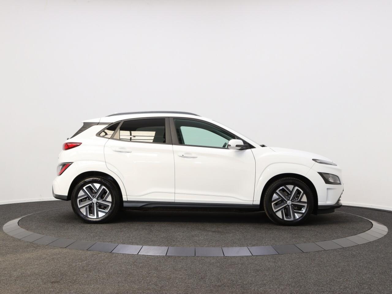 Hyundai Kona EV Fashion 64 kWh | Navigatie | All-season banden |