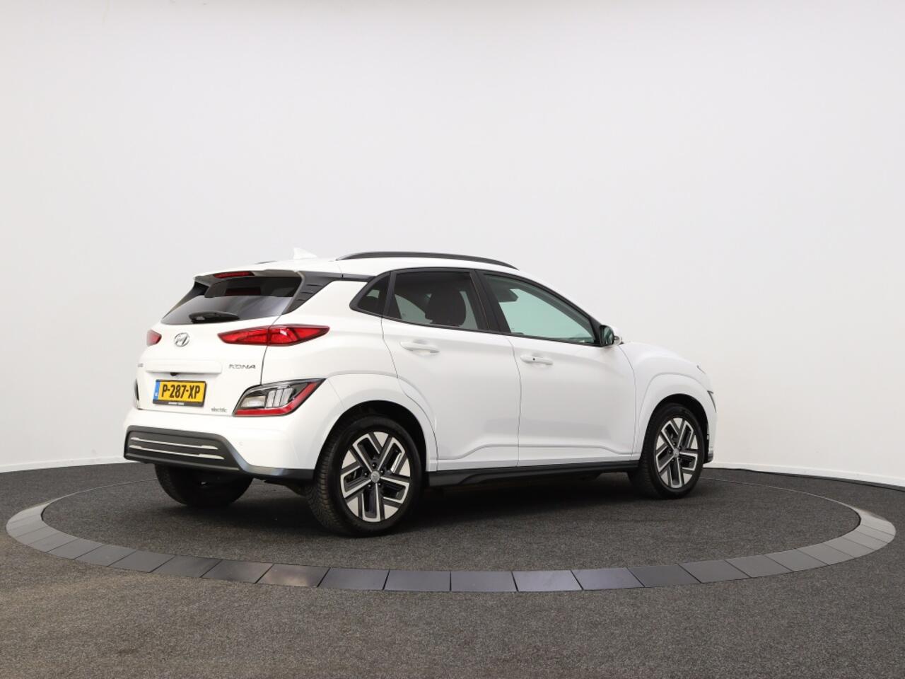 Hyundai Kona EV Fashion 64 kWh | Navigatie | All-season banden |