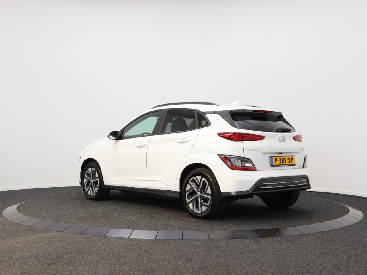 Hyundai Kona EV Fashion 64 kWh | Navigatie | All-season banden |