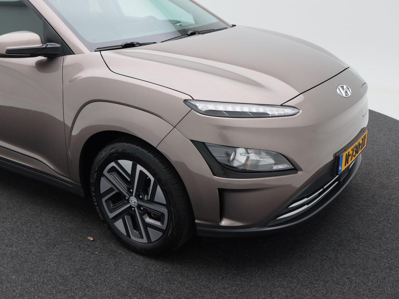 Hyundai Kona EV Fashion 64 kWh 204 Pk | Trekhaak | LED | Head-up | Carplay | Adaptive Cruise | Climate Control | Navigatiesysteem | Camera | 17 Inch
