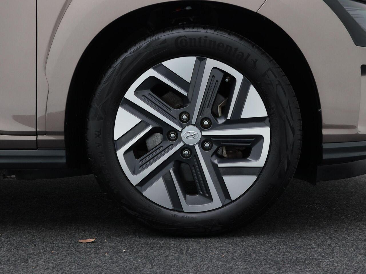 Hyundai Kona EV Fashion 64 kWh 204 Pk | Trekhaak | LED | Head-up | Carplay | Adaptive Cruise | Climate Control | Navigatiesysteem | Camera | 17 Inch