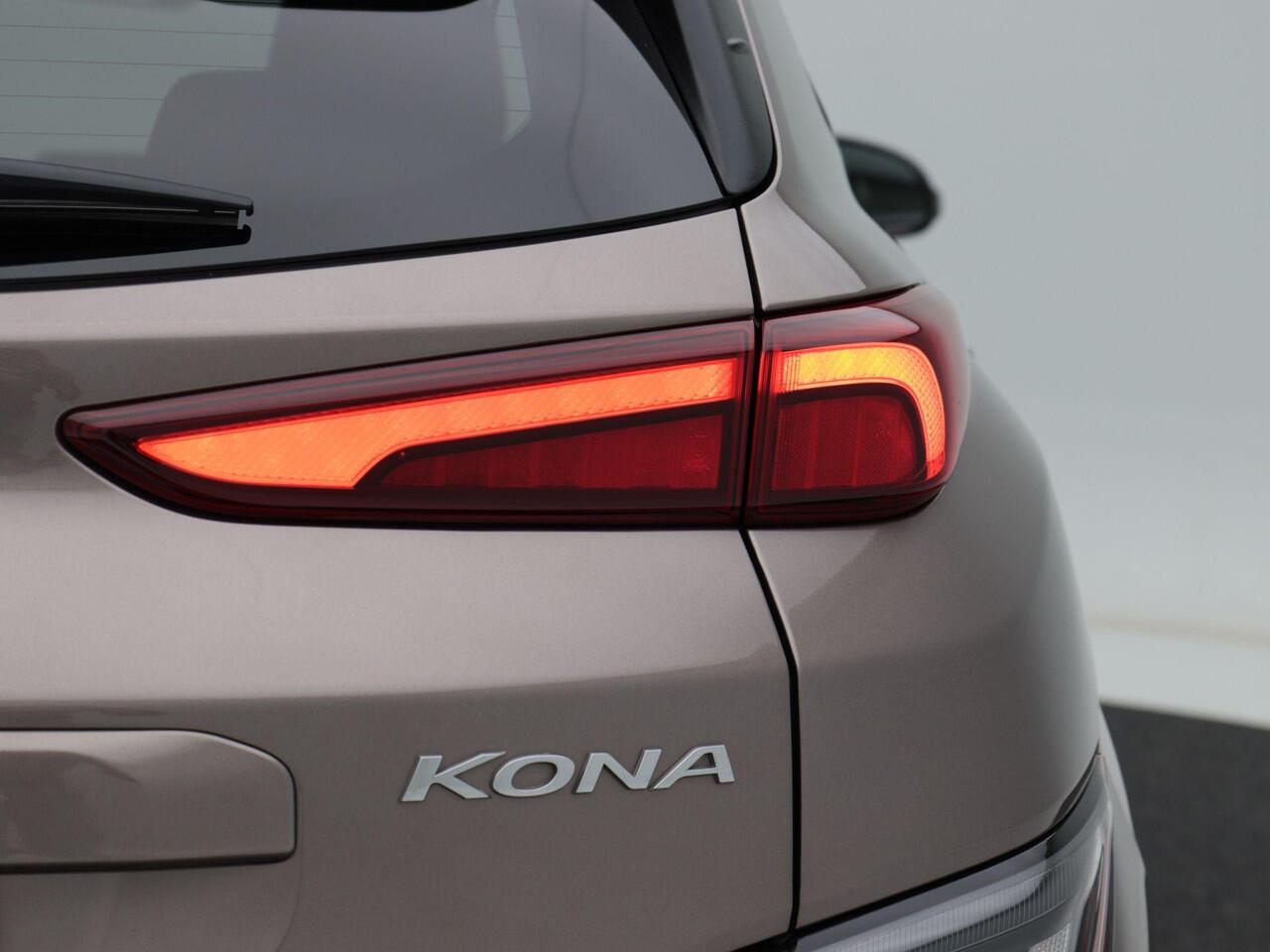 Hyundai Kona EV Fashion 64 kWh 204 Pk | Trekhaak | LED | Head-up | Carplay | Adaptive Cruise | Climate Control | Navigatiesysteem | Camera | 17 Inch