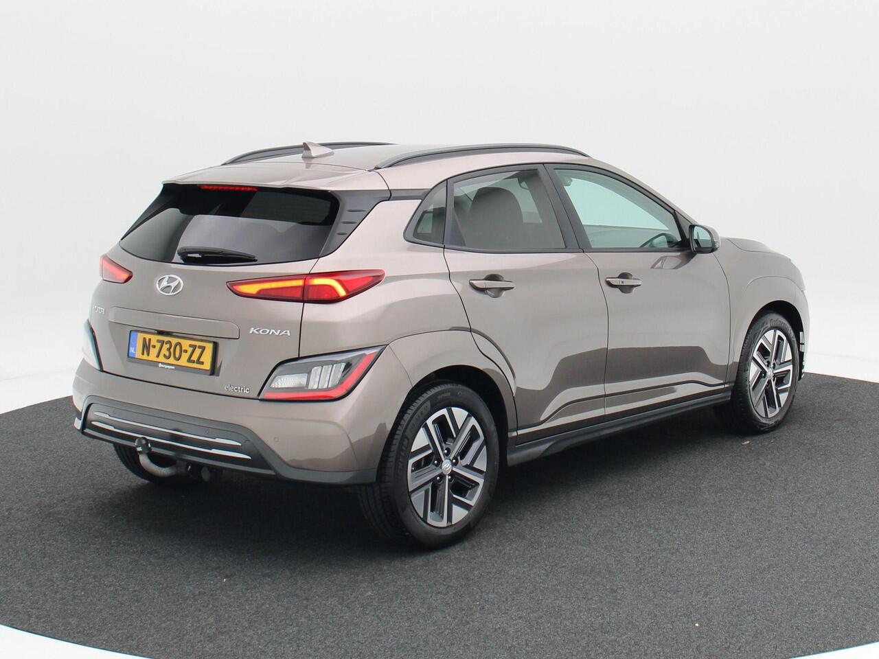 Hyundai Kona EV Fashion 64 kWh 204 Pk | Trekhaak | LED | Head-up | Carplay | Adaptive Cruise | Climate Control | Navigatiesysteem | Camera | 17 Inch
