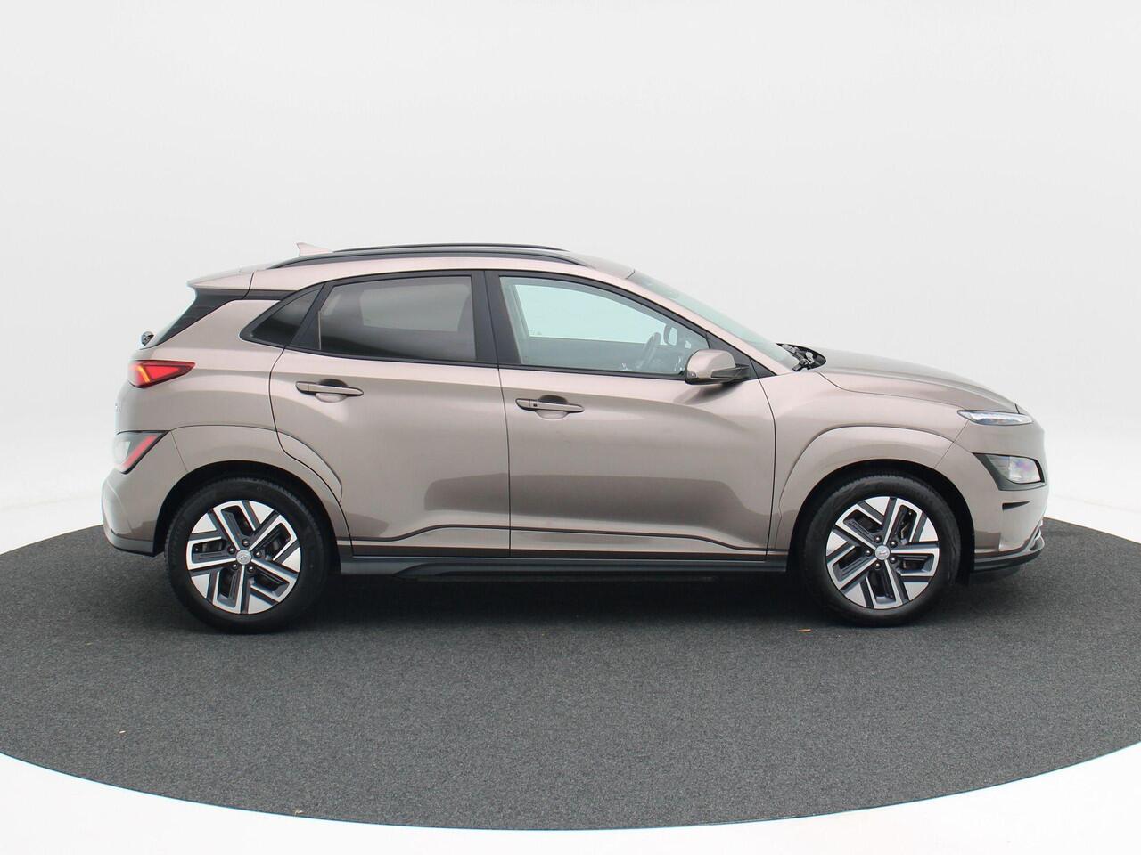 Hyundai Kona EV Fashion 64 kWh 204 Pk | Trekhaak | LED | Head-up | Carplay | Adaptive Cruise | Climate Control | Navigatiesysteem | Camera | 17 Inch
