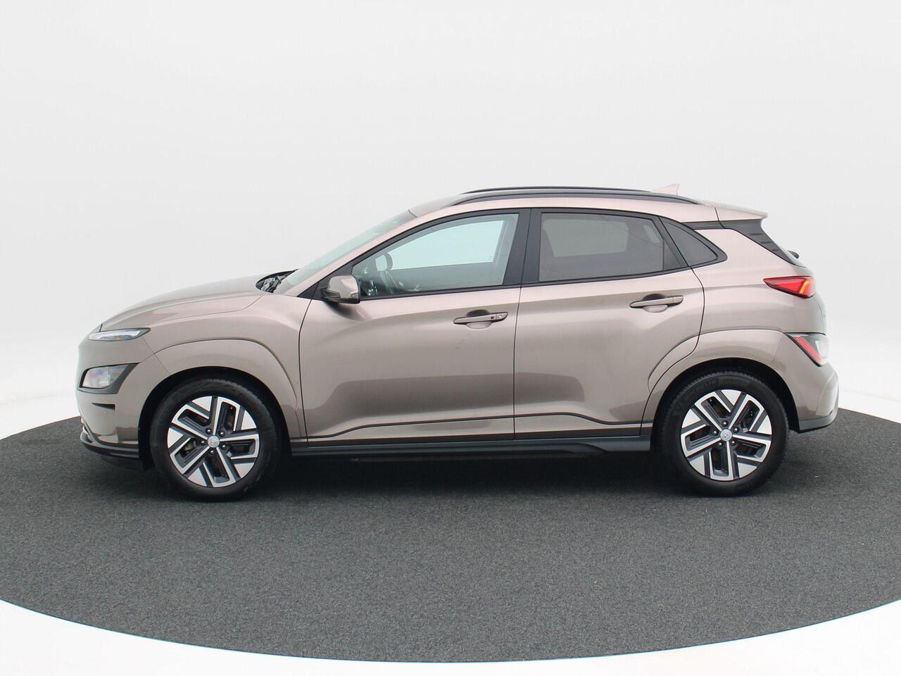 Hyundai Kona EV Fashion 64 kWh 204 Pk | Trekhaak | LED | Head-up | Carplay | Adaptive Cruise | Climate Control | Navigatiesysteem | Camera | 17 Inch